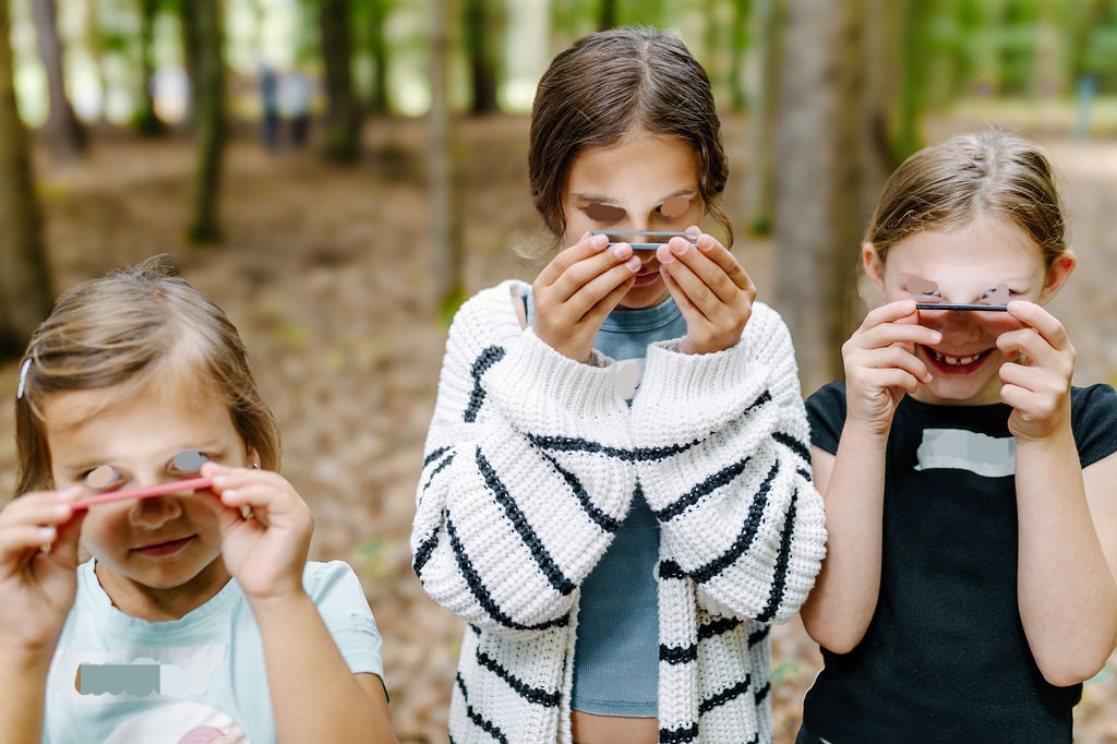 Kinder mit Spiegel unkenntlich